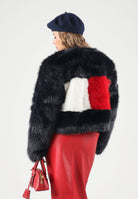 TOMMY JEANS Pelliccia sintetica TOMMY FLAG COLOUR-BLOCKED FAUX FUR Dark Blue blu notte da donna con maxi bandierina frontale bianca e rossa DW0DW23428 C1G TOMMY JEANS 