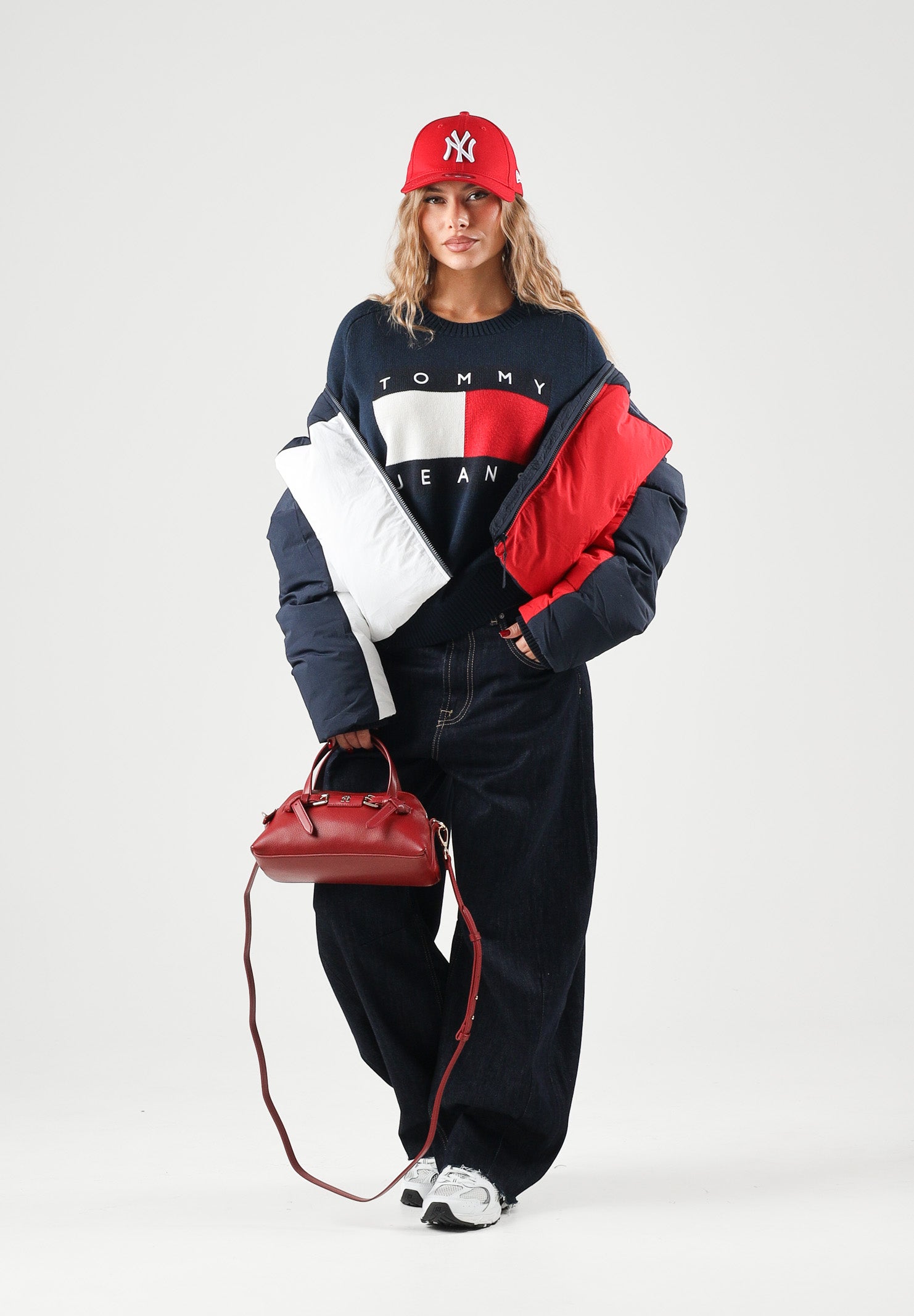 TOMMY JEANS maglione girocollo donna blu navy scuro, con maniche lunghe raglan, maxi logo bandiera sul davanti e finiture a costine. DW0DW23450 C1G TOMMY JEANS 