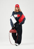 TOMMY JEANS maglione girocollo donna blu navy scuro, con maniche lunghe raglan, maxi logo bandiera sul davanti e finiture a costine. DW0DW23450 C1G TOMMY JEANS 