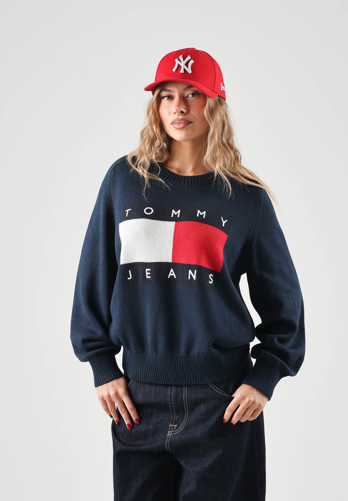 TOMMY JEANS maglione girocollo donna blu navy scuro, con maniche lunghe raglan, maxi logo bandiera sul davanti e finiture a costine. DW0DW23450 C1G TOMMY JEANS 