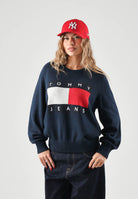 TOMMY JEANS maglione girocollo donna blu navy scuro, con maniche lunghe raglan, maxi logo bandiera sul davanti e finiture a costine. DW0DW23450 C1G TOMMY JEANS 