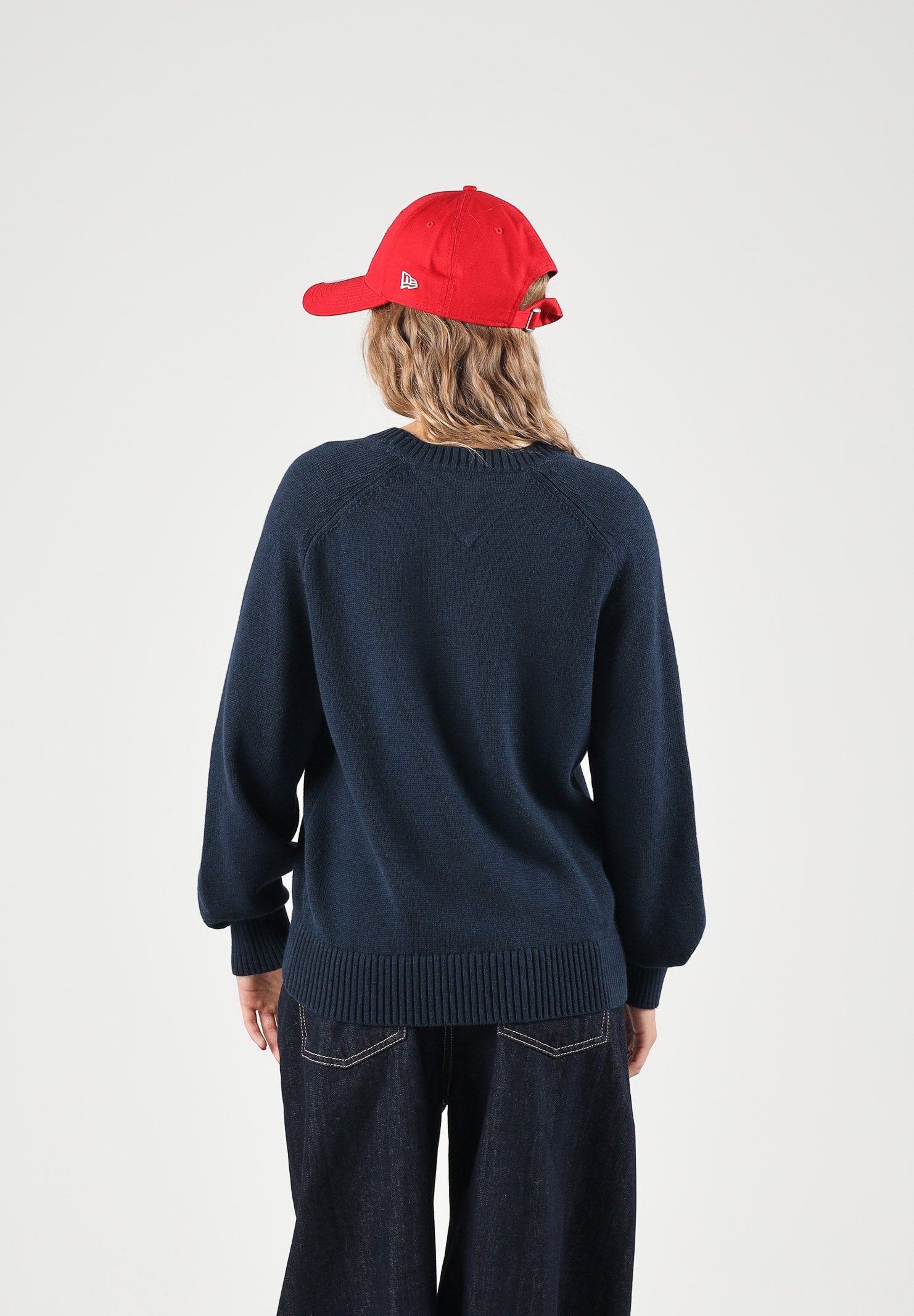 TOMMY JEANS maglione girocollo donna blu navy scuro, con maniche lunghe raglan, maxi logo bandiera sul davanti e finiture a costine. DW0DW23450 C1G TOMMY JEANS 
