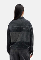 TOMMY JEANS Giacca in denim BACK RHINESTONE LOGO SLIM DENIM TRUCKER  da donna DW0DW23574 1BZ TOMMY JEANS 