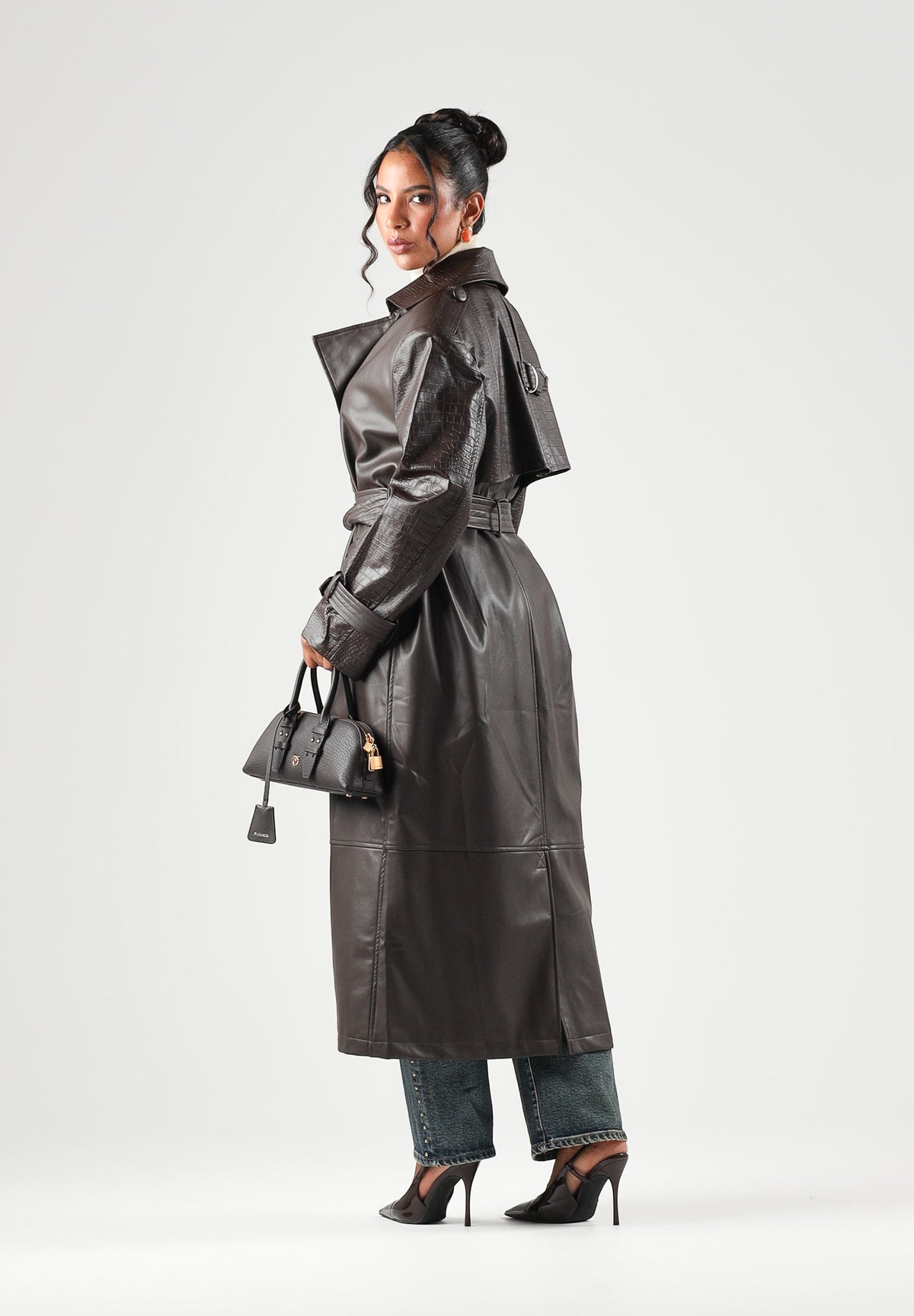 TWENTY FOURHAITCH Cappotto  lungo marrone per donna con cintura in vita e ampi revers sul collo. A0001MAR62A . TWENTY FOURHAITCH 
