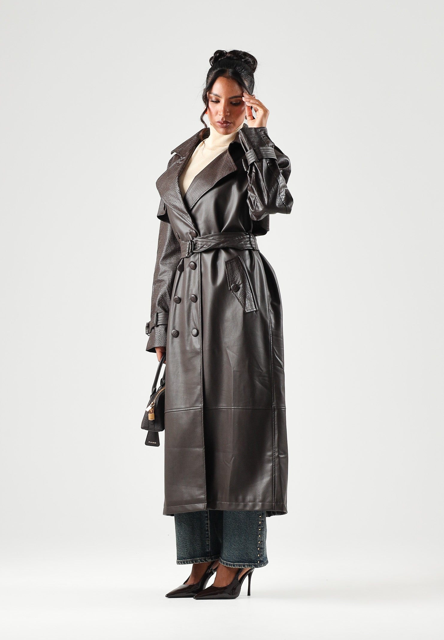 TWENTY FOURHAITCH Cappotto  lungo marrone per donna con cintura in vita e ampi revers sul collo. A0001MAR62A . TWENTY FOURHAITCH 