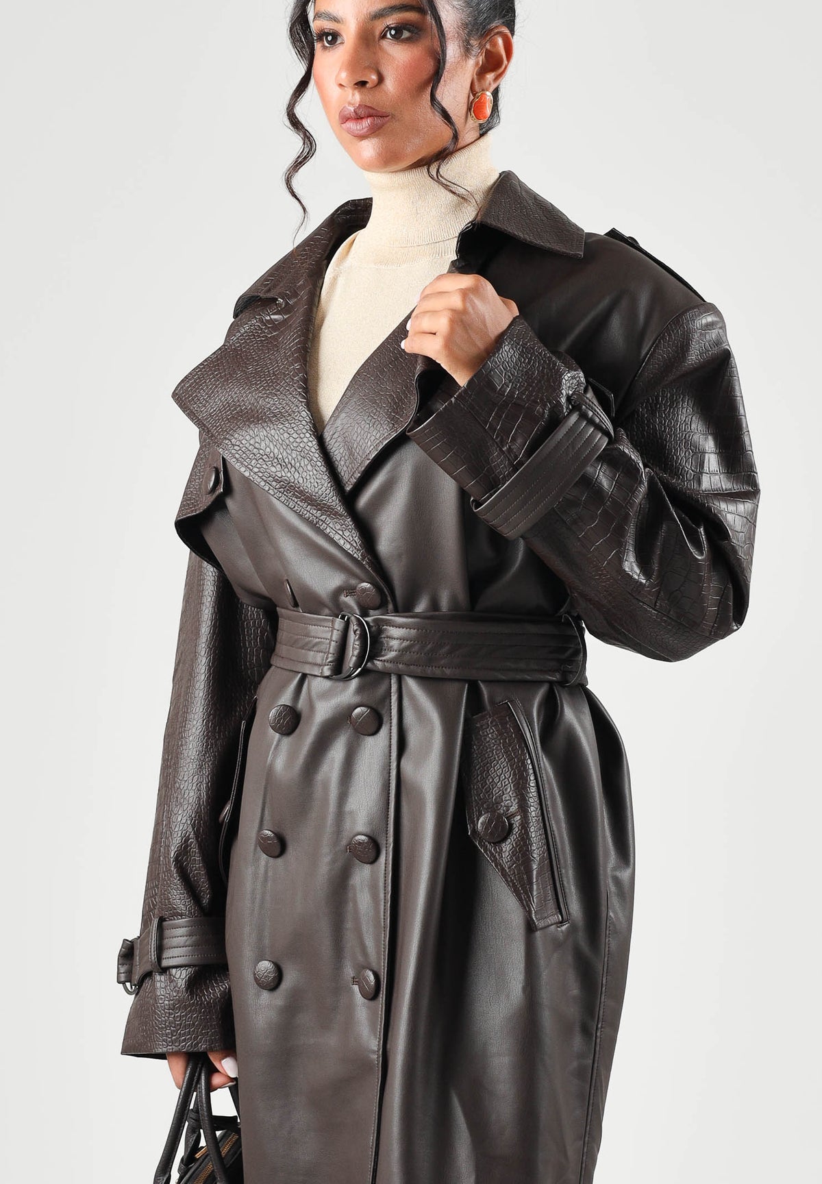 TWENTY FOURHAITCH Cappotto  lungo marrone per donna con cintura in vita e ampi revers sul collo. A0001MAR62A . TWENTY FOURHAITCH 