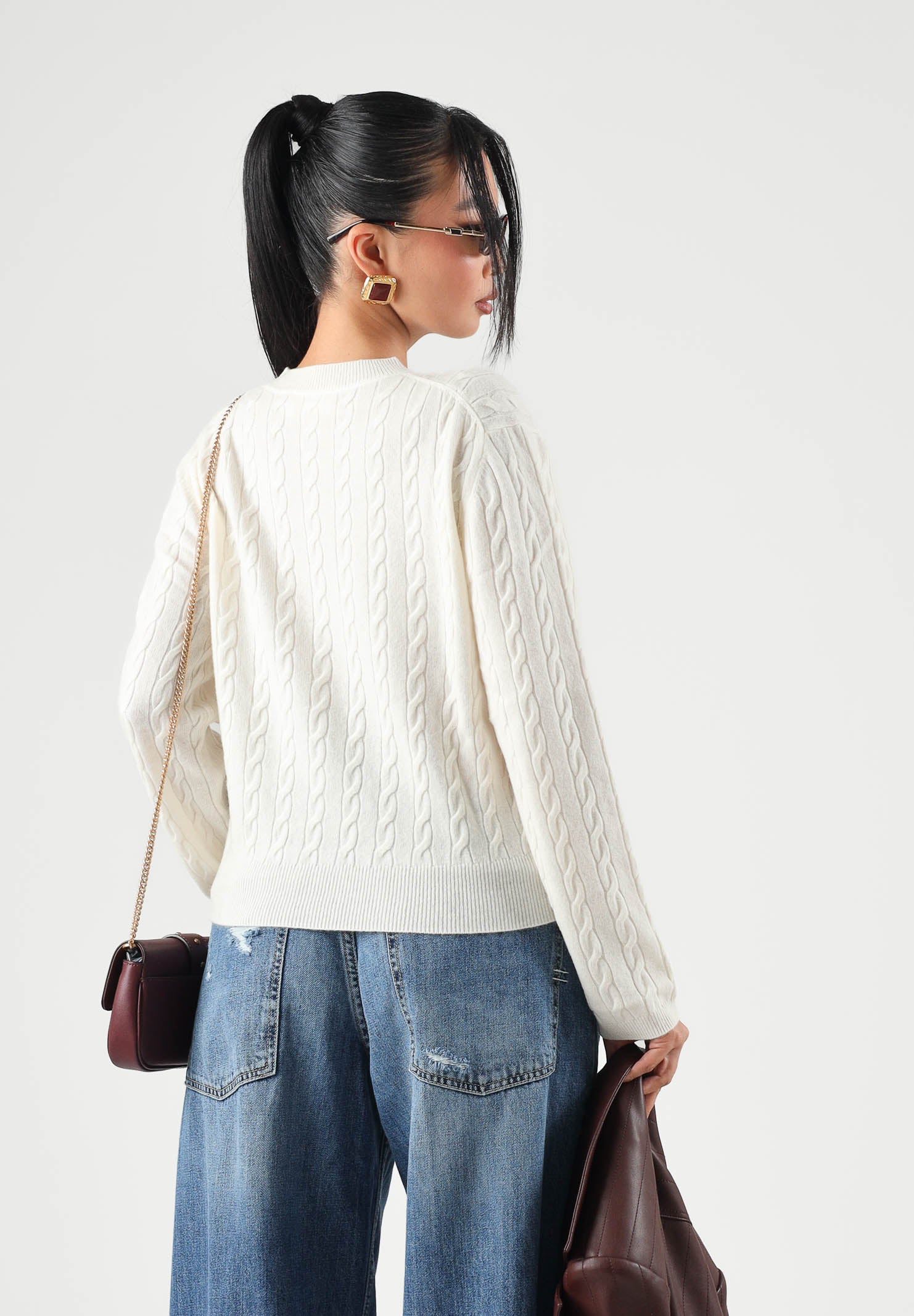 VICOLO Maglione girocollo naturale-panna da donna con mini logo laterale e lavorazione a trecce<BR/> 2AC2068 A02 VICOLO 