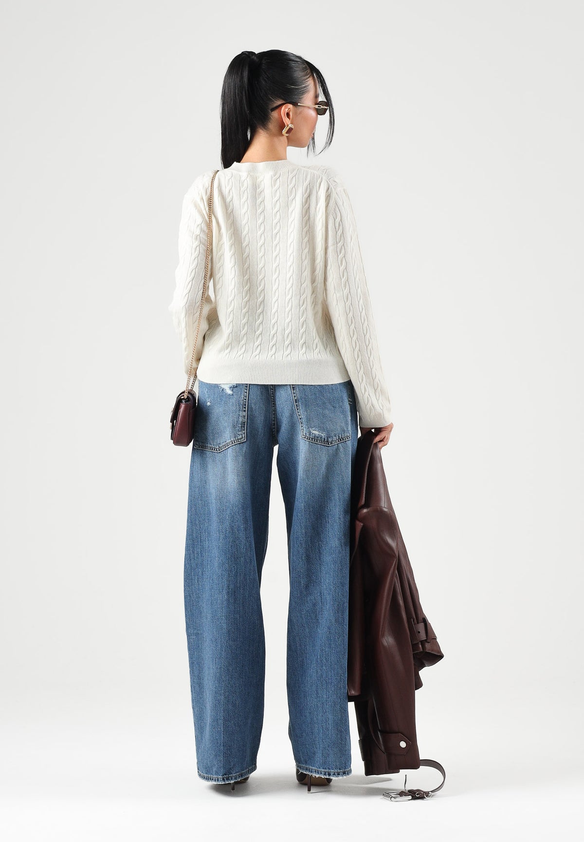 VICOLO Maglione girocollo naturale-panna da donna con mini logo laterale e lavorazione a trecce<BR/> 2AC2068 A02 VICOLO 
