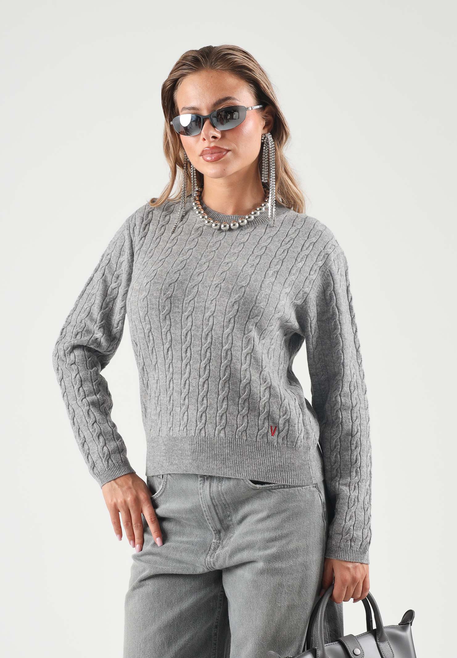 VICOLO Maglione girocollo grigio melangé da donna con mini logo laterale e lavorazione a trecce 2AC2068 A193 VICOLO 