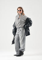 VICOLO Maglione con collo alto e mezza zip grigio melangé da donna con mini logo laterale 2AC2070 A193 VICOLO 