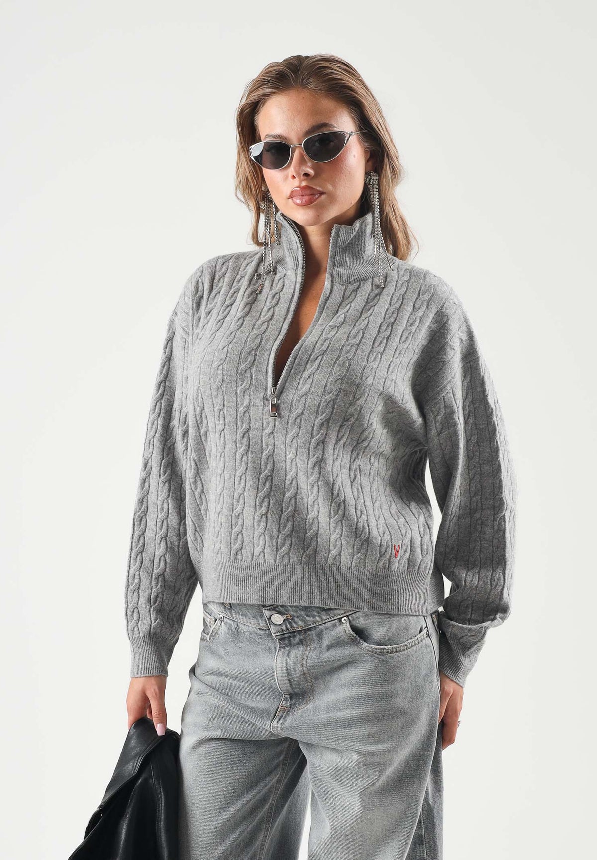 VICOLO Maglione con collo alto e mezza zip grigio melangé da donna con mini logo laterale 2AC2070 A193 VICOLO 