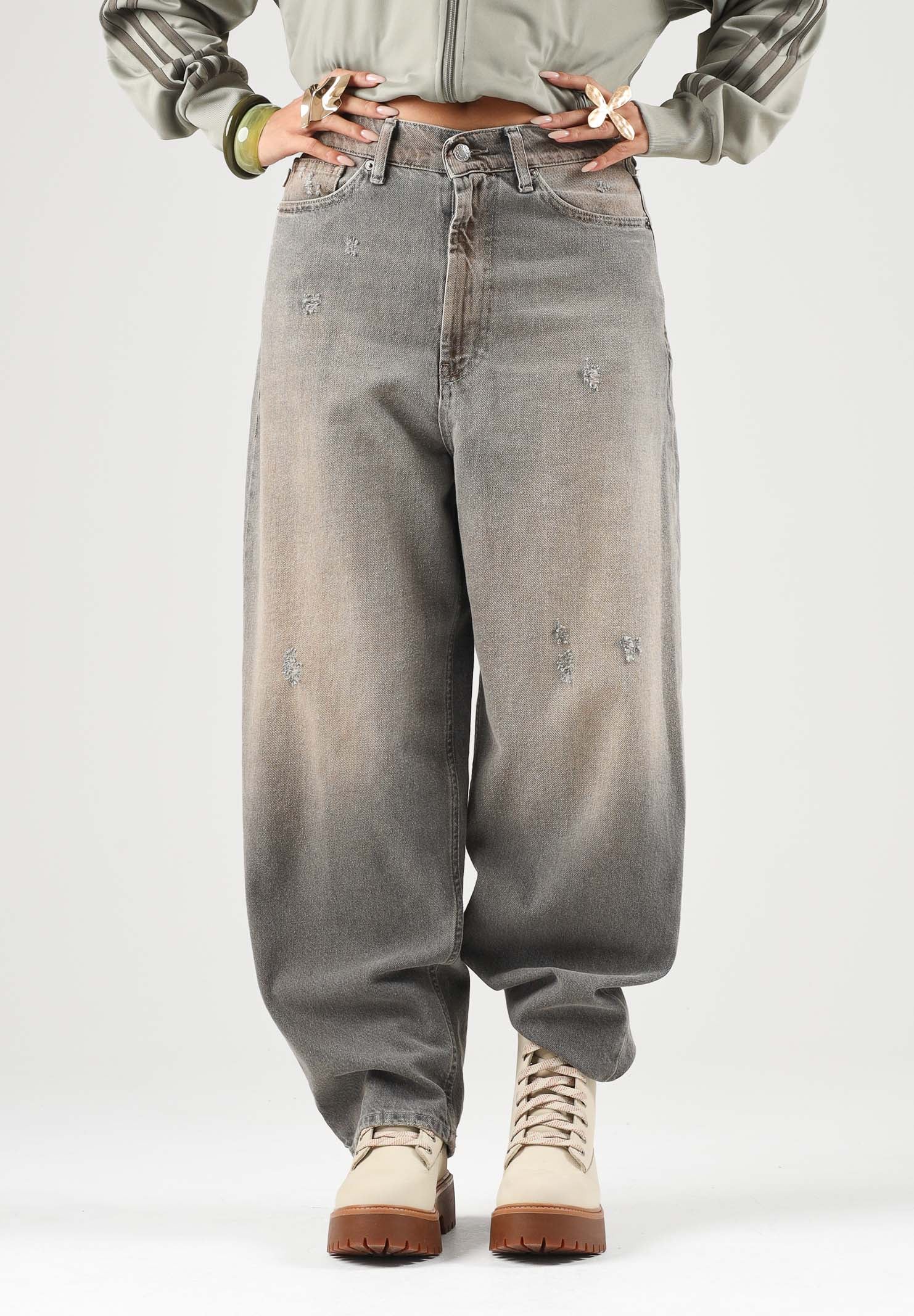 VICOLO Jeans LAILA grigio per donna con risvolto al fondo e dettagli used. DAC5013 ADEGR VICOLO 