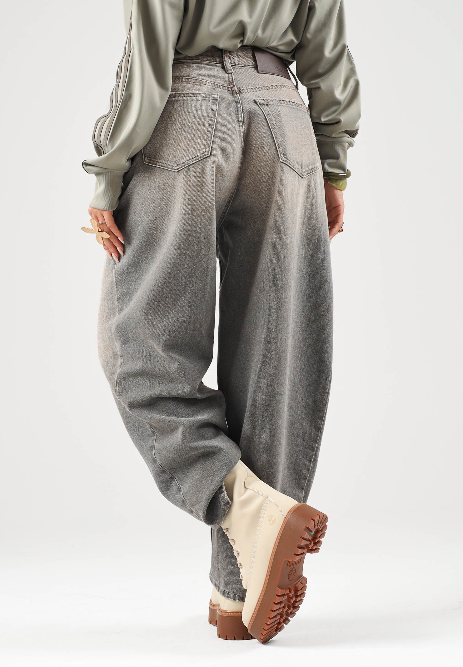 VICOLO Jeans LAILA grigio per donna con risvolto al fondo e dettagli used. DAC5013 ADEGR VICOLO 