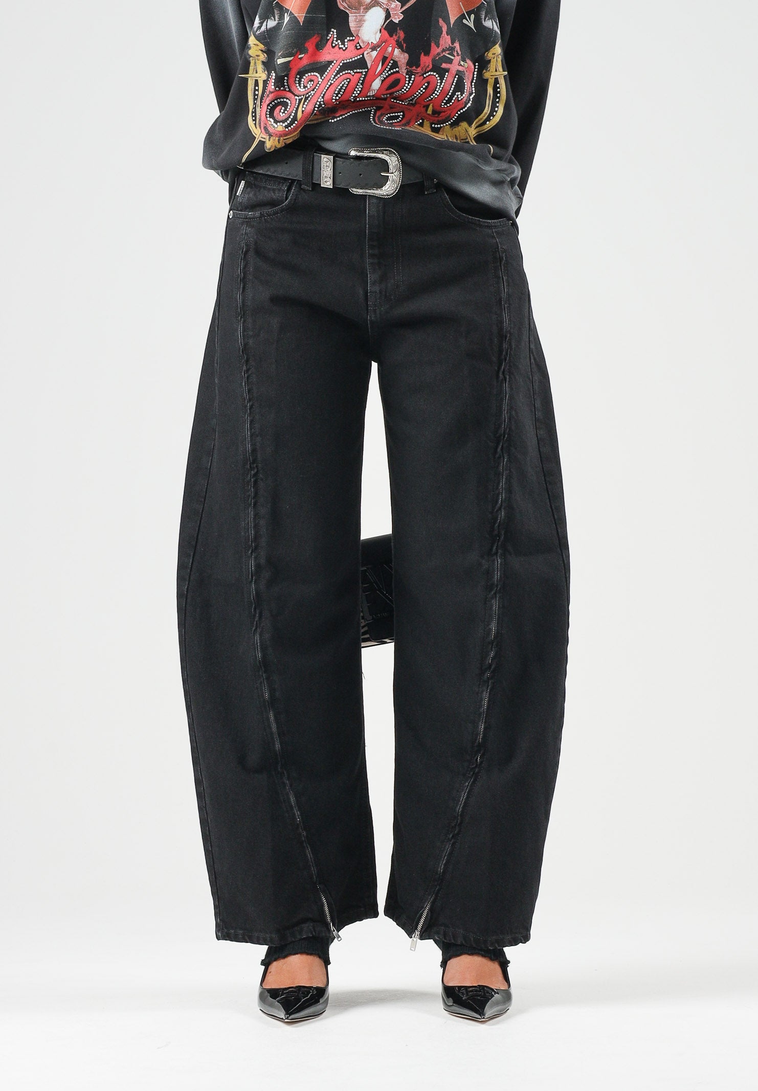 VICOLO Jeans NAYA  nero per donna con gamba ampia e zip apribili al fondo. DAC5014 ADENE VICOLO 