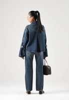 VICOLO Giubbino jeans blu  per donna con linea cropped, maniche a campana e fiocchi sui polsi. DAC5100 ADEBL VICOLO 