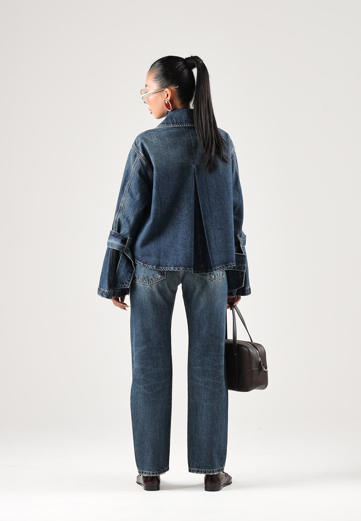 VICOLO Giubbino jeans blu  per donna con linea cropped, maniche a campana e fiocchi sui polsi. DAC5100 ADEBL VICOLO 
