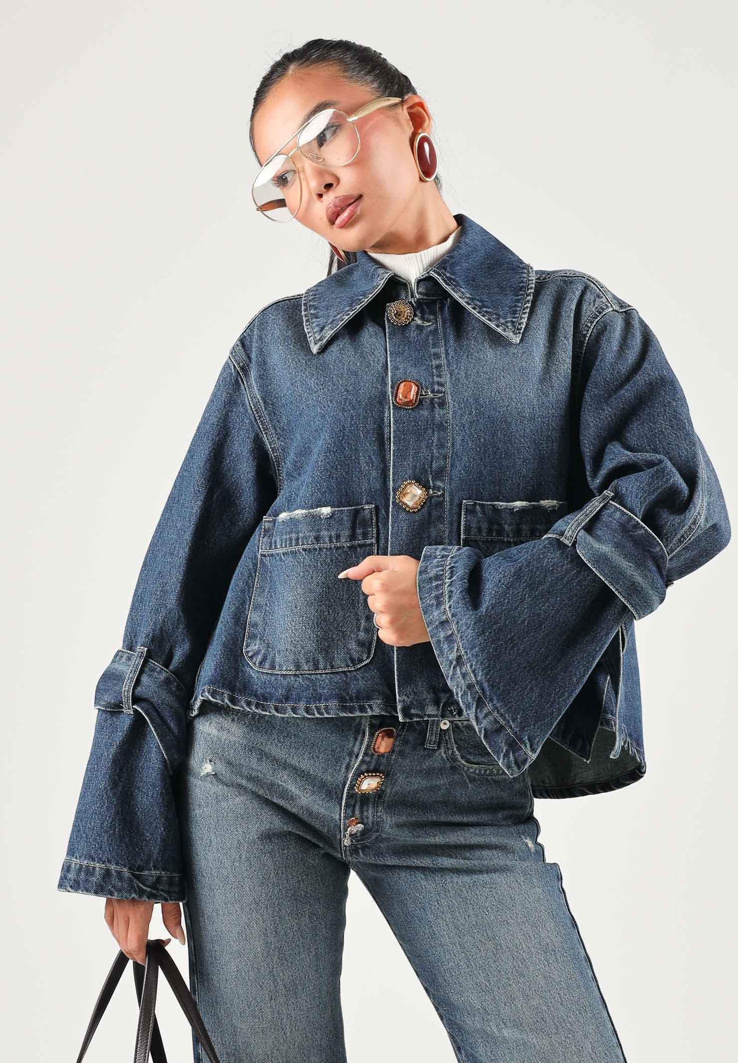 VICOLO Giubbino jeans blu  per donna con linea cropped, maniche a campana e fiocchi sui polsi. DAC5100 ADEBL VICOLO 