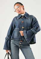 VICOLO Giubbino jeans blu  per donna con linea cropped, maniche a campana e fiocchi sui polsi. DAC5100 ADEBL VICOLO 