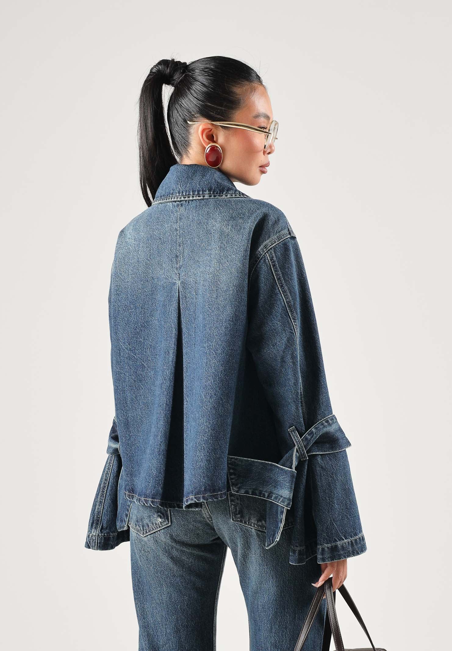VICOLO Giubbino jeans blu  per donna con linea cropped, maniche a campana e fiocchi sui polsi. DAC5100 ADEBL VICOLO 