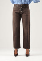 VICOLO Jeans ZOE fondente- marrone per donna con bottoni gioiello e linea regular. DAC5106 ACU69 VICOLO 