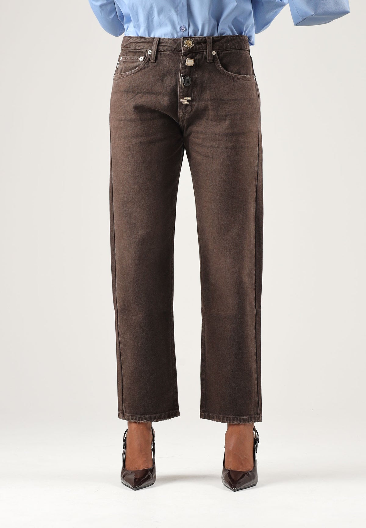 VICOLO Jeans ZOE fondente- marrone per donna con bottoni gioiello e linea regular. DAC5106 ACU69 VICOLO 