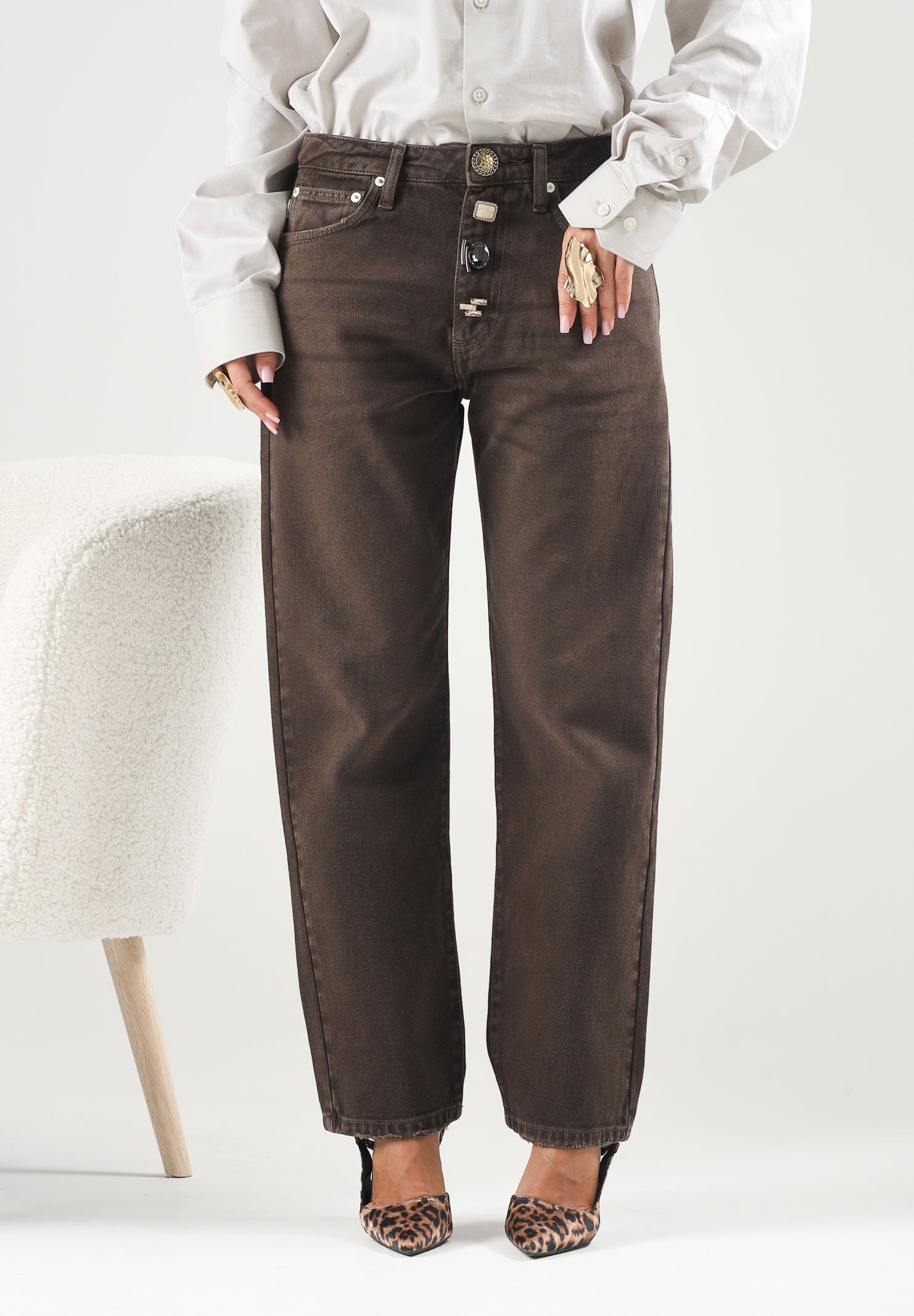 VICOLO Jeans ZOE fondente- marrone per donna con bottoni gioiello e linea regular. DAC5106 ACU69 VICOLO 