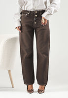 VICOLO Jeans ZOE Fondente marrone scuro da donna, con gamba dritta, cinque tasche e bottoni gioiello.<BR/> DAC5106 ACU69 VICOLO 