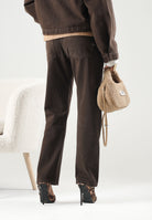 VICOLO Jeans ZOE Fondente marrone scuro da donna, con gamba dritta, cinque tasche e bottoni gioiello.<BR/> DAC5106 ACU69 VICOLO 