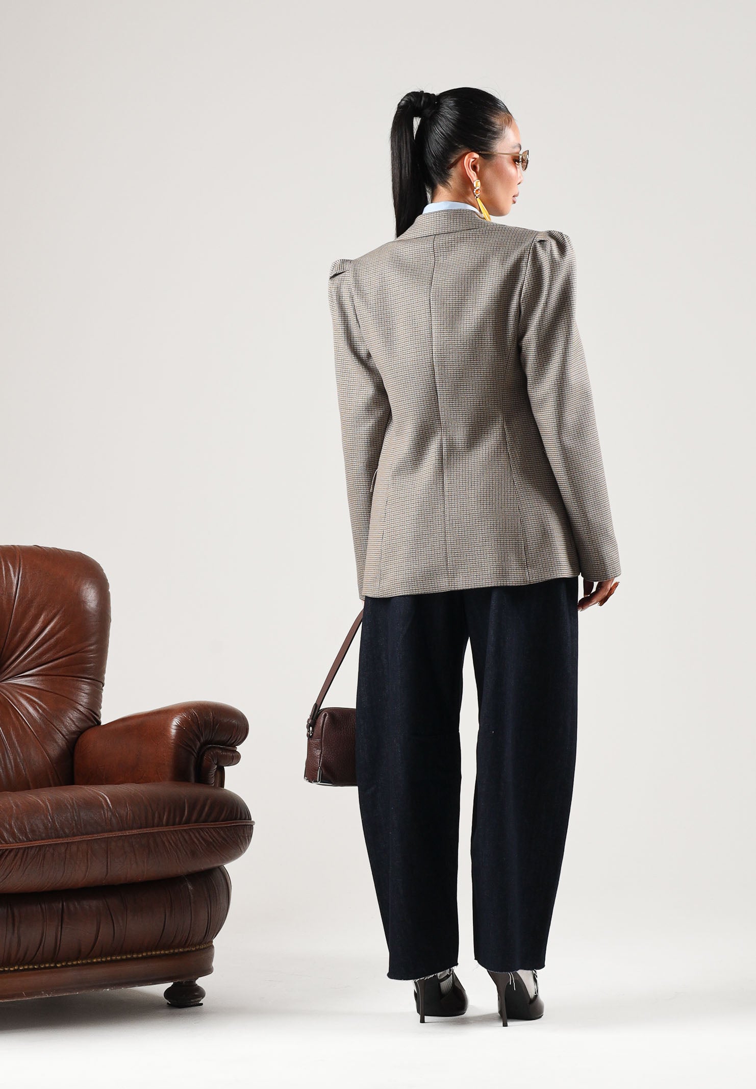 VICOLO Jeans DELIA  blu scuro per donna con cuciture a contrasto e fondo a taglio vivo. DAC5128 ADERI VICOLO 