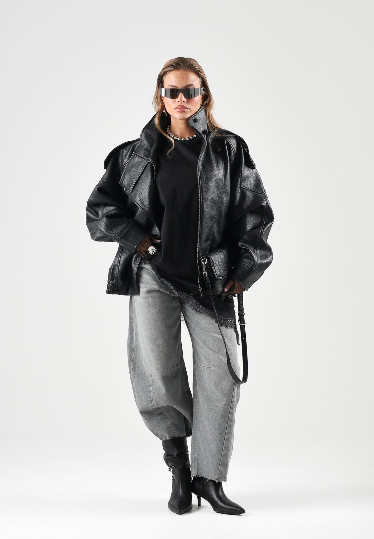 VICOLO jeans DELIA BARREL grigi da donna in cotone, con vita media, gamba a ovetto, cuciture sagomate, cinque tasche, zip e bottone. DAC5153 ADEGR VICOLO 
