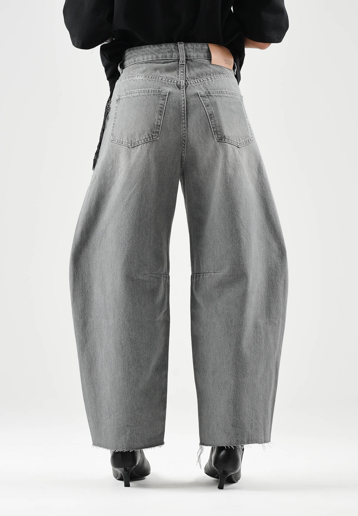 VICOLO jeans DELIA BARREL grigi da donna in cotone, con vita media, gamba a ovetto, cuciture sagomate, cinque tasche, zip e bottone. DAC5153 ADEGR VICOLO 