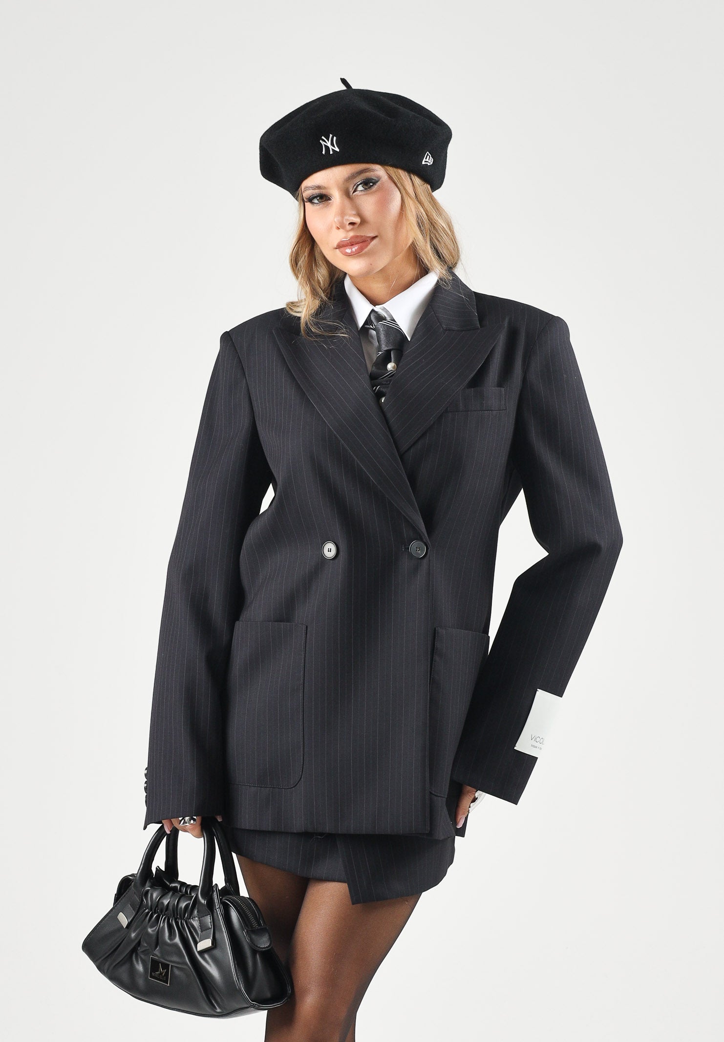 VICOLO Giacca doppiopetto gessata blu scuro da donna, con revers a lancia, spalle strutturate, bottoni e tasche applicate.<BR/> TAC0109 ACFBLU VICOLO 