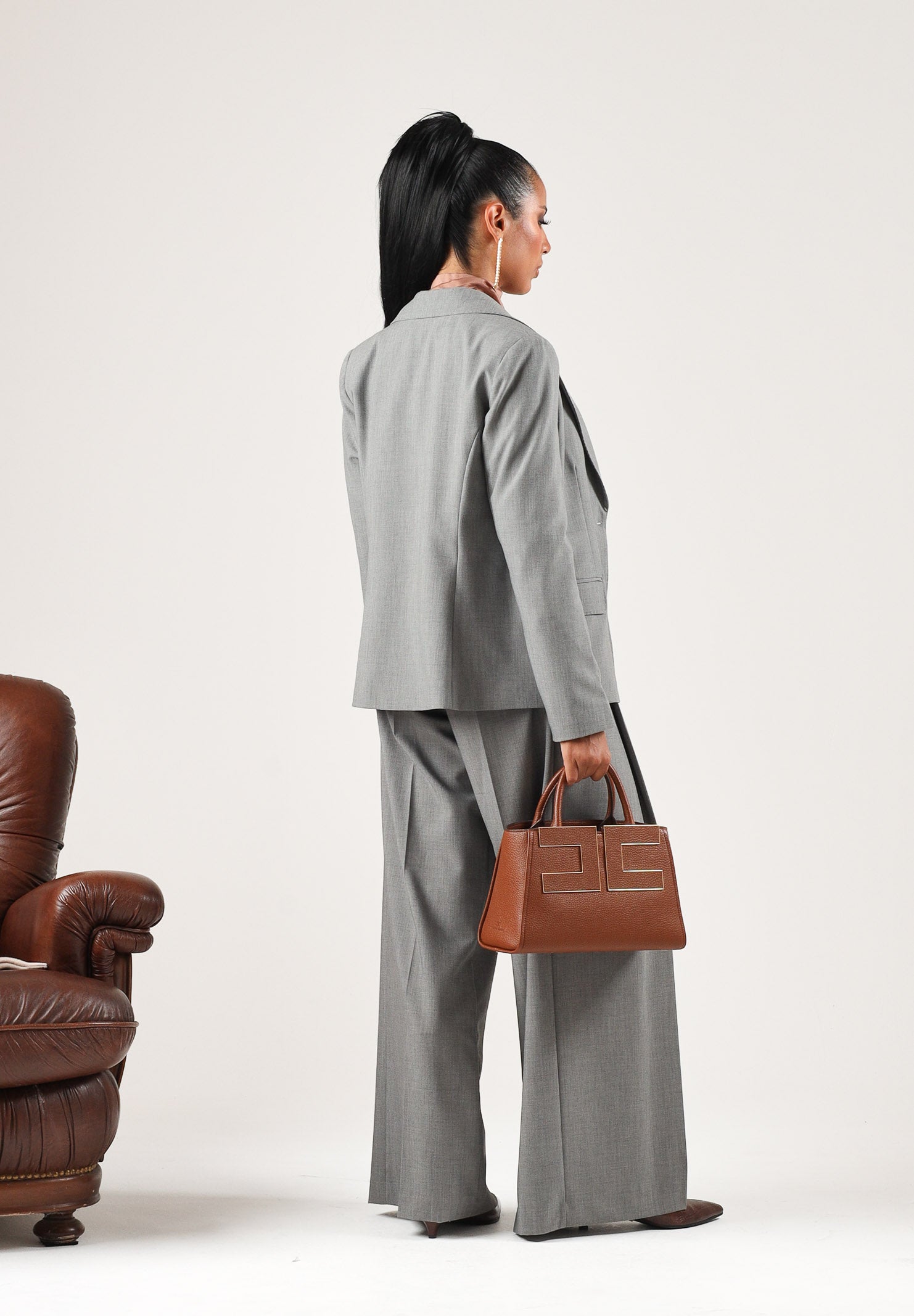 VICOLO Giacca monopetto grigia per donna con revers classici, bottone ricoperto e tasche con patta. TAC0318 A193 VICOLO 