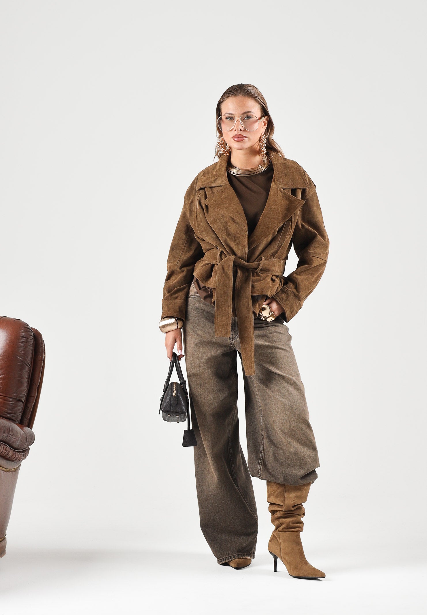 VICOLO Giacca CAMOSCIO CON CINTURA Taupe marrone tortora da donna, in vera pelle scamosciata, con colletto a revers, maniche lunghe, chiusura con bottoni automatici nascosti e cintura coordinata in vita. TAC0345 ACU141 VICOLO 