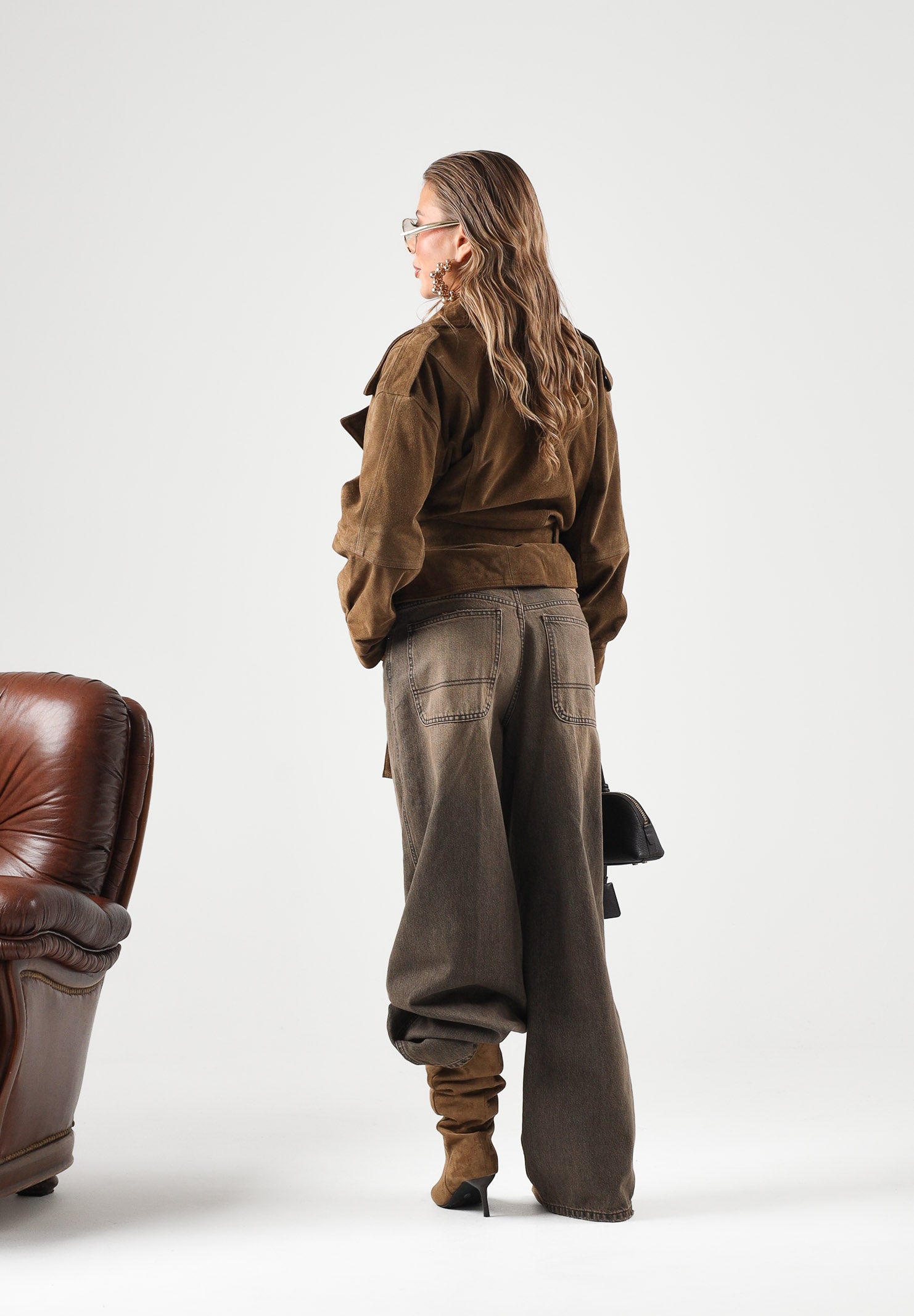 VICOLO Giacca CAMOSCIO CON CINTURA Taupe marrone tortora da donna, in vera pelle scamosciata, con colletto a revers, maniche lunghe, chiusura con bottoni automatici nascosti e cintura coordinata in vita. TAC0345 ACU141 VICOLO 