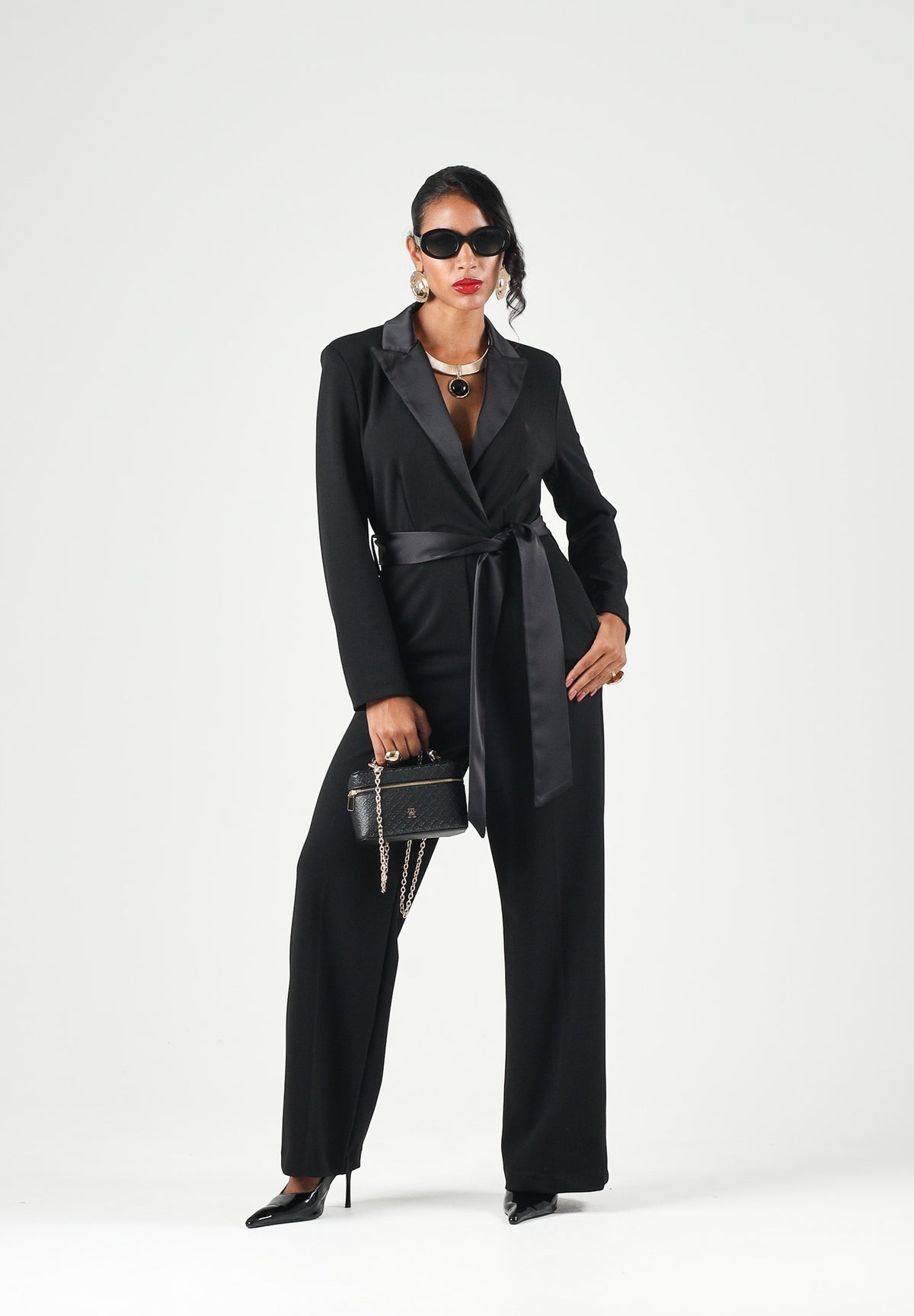 VICOLO Tuta elegante nera per donna con revers a lancia in raso e cintura removibile coordinata. TAC0401 A99 VICOLO 
