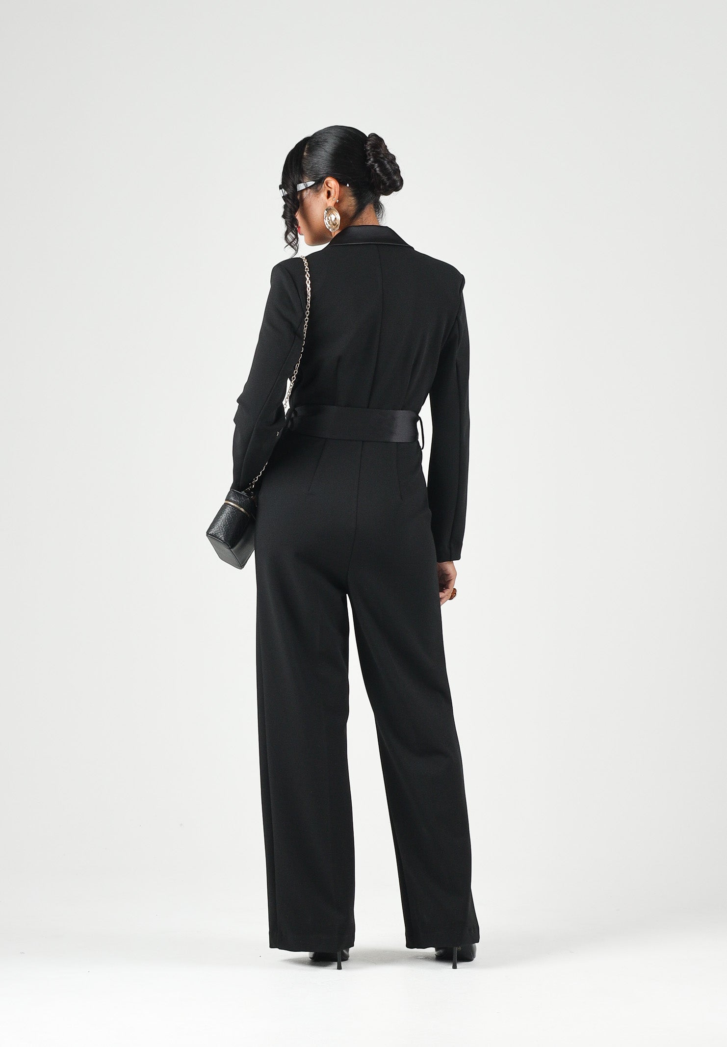VICOLO Tuta elegante nera per donna con revers a lancia in raso e cintura removibile coordinata. TAC0401 A99 VICOLO 