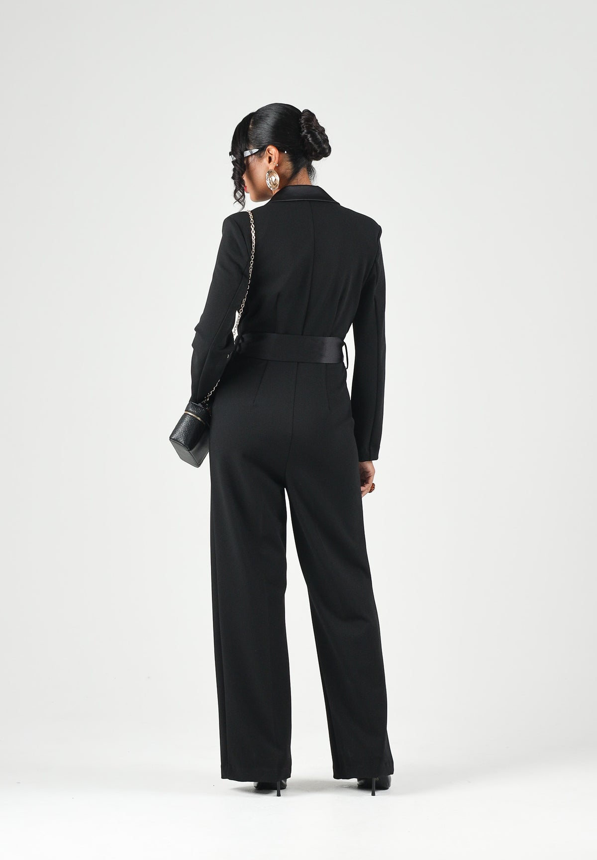 VICOLO Tuta elegante nera per donna con revers a lancia in raso e cintura removibile coordinata. TAC0401 A99 VICOLO 