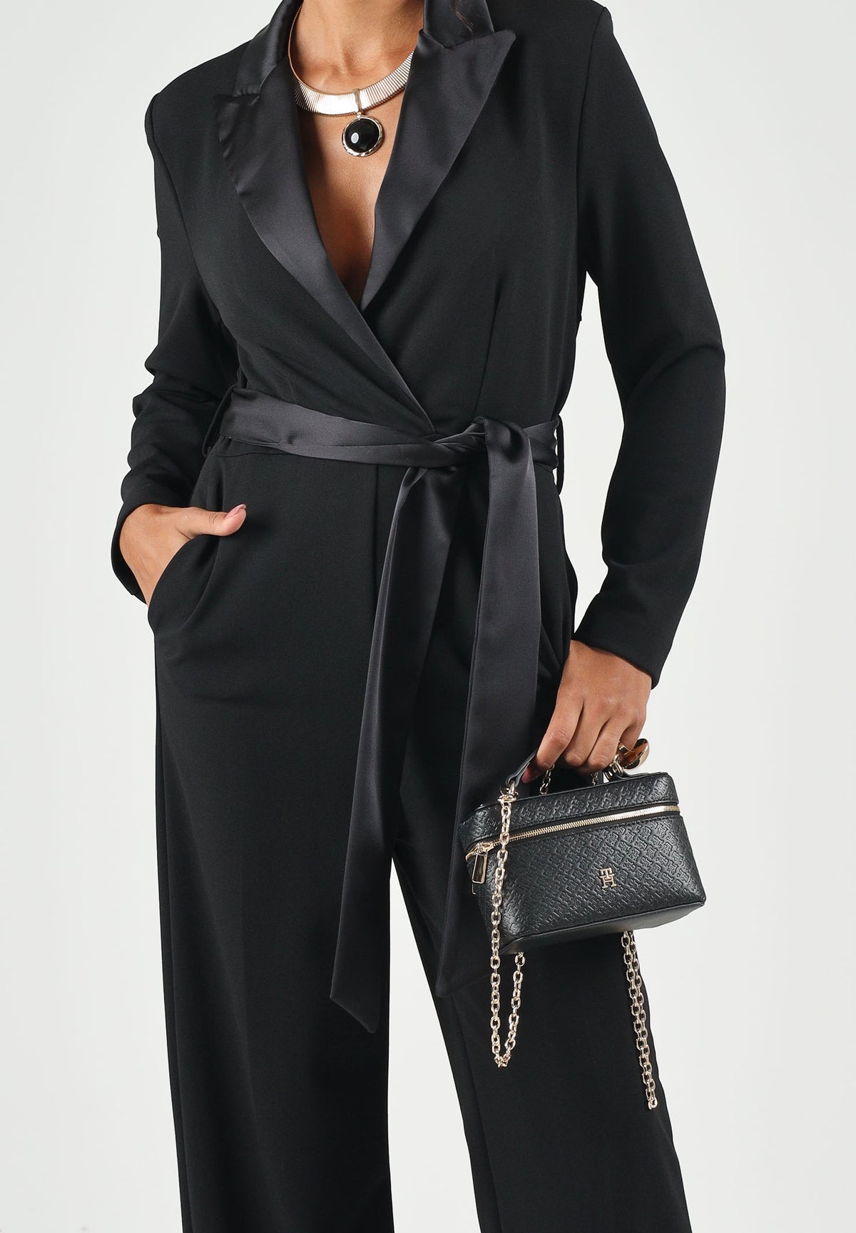 VICOLO Tuta elegante nera per donna con revers a lancia in raso e cintura removibile coordinata. TAC0401 A99 VICOLO 
