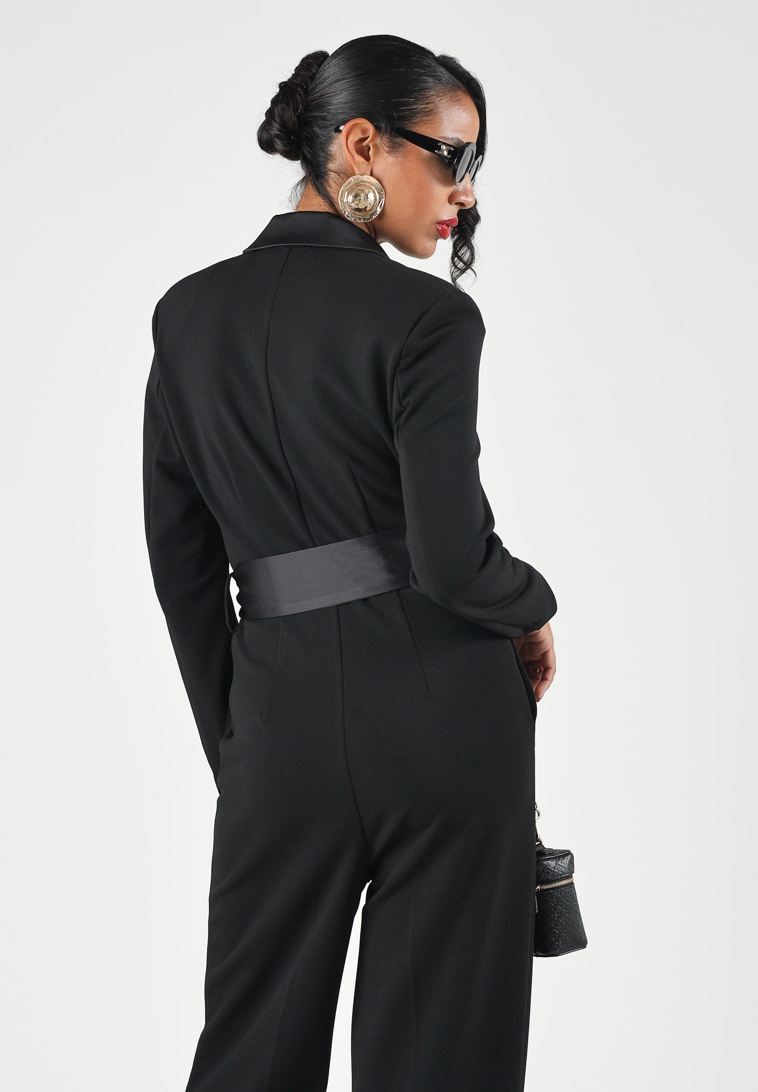 VICOLO Tuta elegante nera per donna con revers a lancia in raso e cintura removibile coordinata. TAC0401 A99 VICOLO 