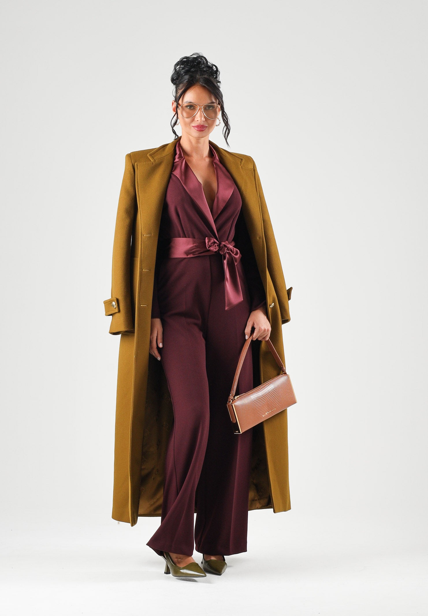 VICOLO Tuta elegante bordeaux per donna con revers a lancia in raso e cintura removibile coordinata. TAC0401 ACU38 VICOLO 