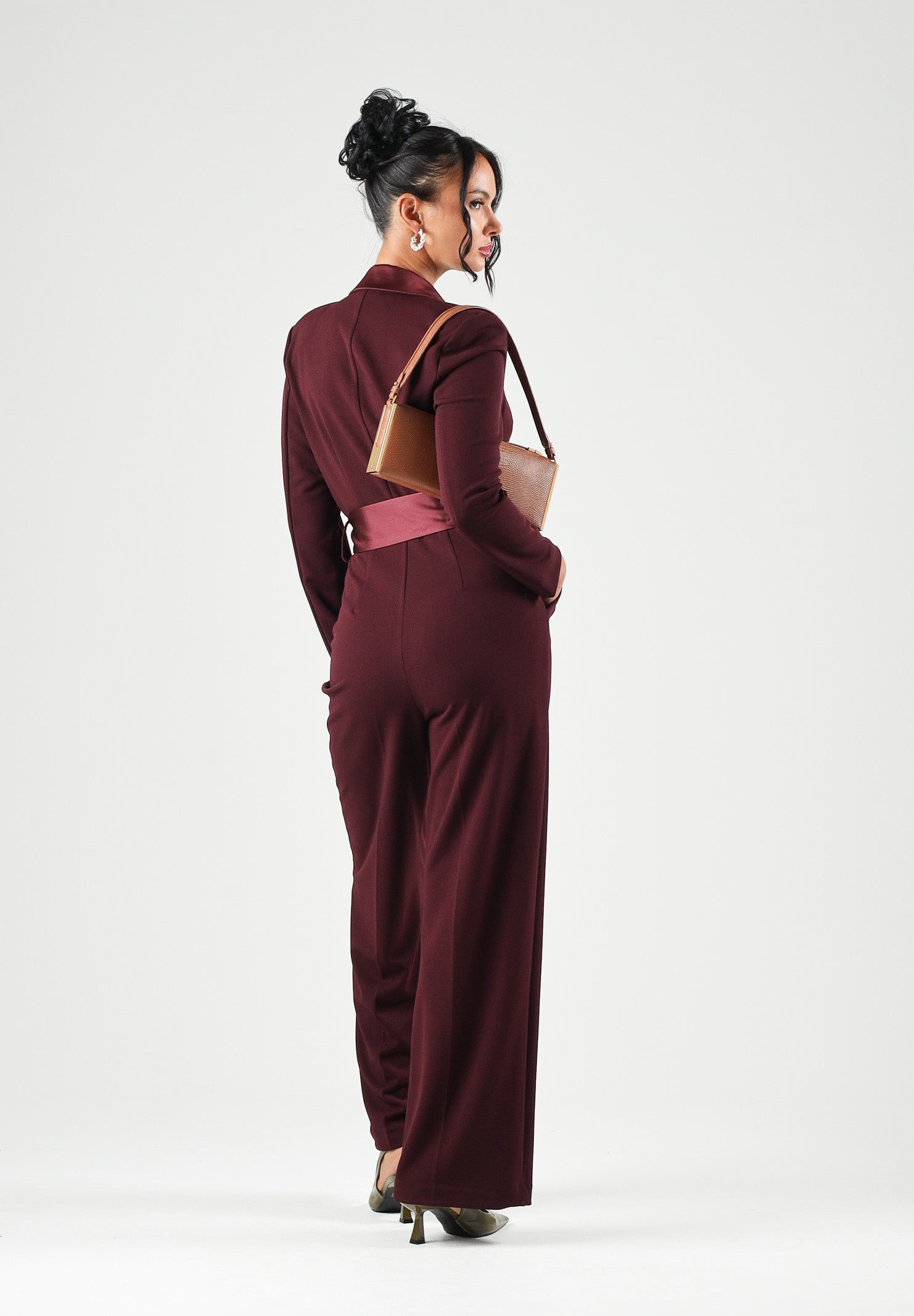 VICOLO Tuta elegante bordeaux per donna con revers a lancia in raso e cintura removibile coordinata. TAC0401 ACU38 VICOLO 