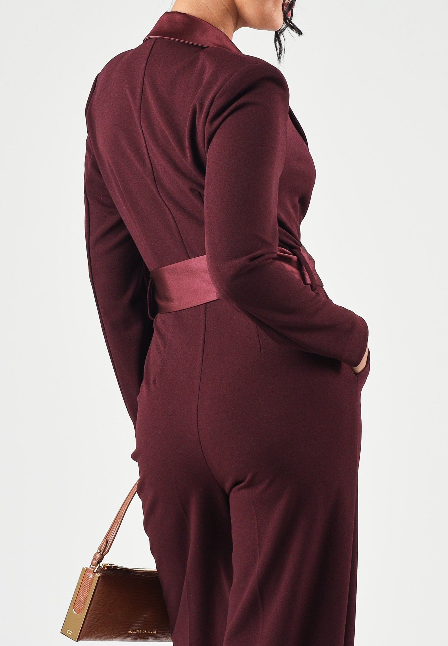 VICOLO Tuta elegante bordeaux per donna con revers a lancia in raso e cintura removibile coordinata. TAC0401 ACU38 VICOLO 
