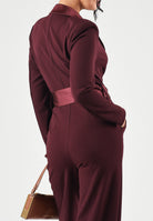 VICOLO Tuta elegante bordeaux per donna con revers a lancia in raso e cintura removibile coordinata. TAC0401 ACU38 VICOLO 