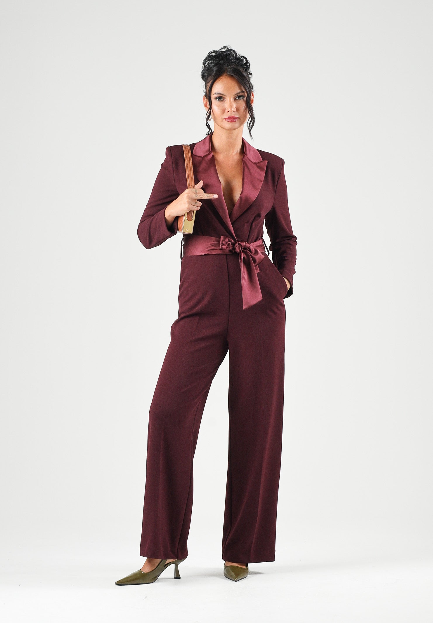 VICOLO Tuta elegante bordeaux per donna con revers a lancia in raso e cintura removibile coordinata. TAC0401 ACU38 VICOLO 