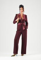 VICOLO Tuta elegante bordeaux per donna con revers a lancia in raso e cintura removibile coordinata. TAC0401 ACU38 VICOLO 