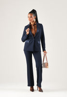 VICOLO Giacca monopetto in raso blu per donna con chiusura a un bottone e tasche con patta a contrasto. TAC0406 A89 VICOLO 