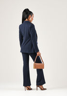 VICOLO Giacca monopetto in raso blu per donna con chiusura a un bottone e tasche con patta a contrasto. TAC0406 A89 VICOLO 