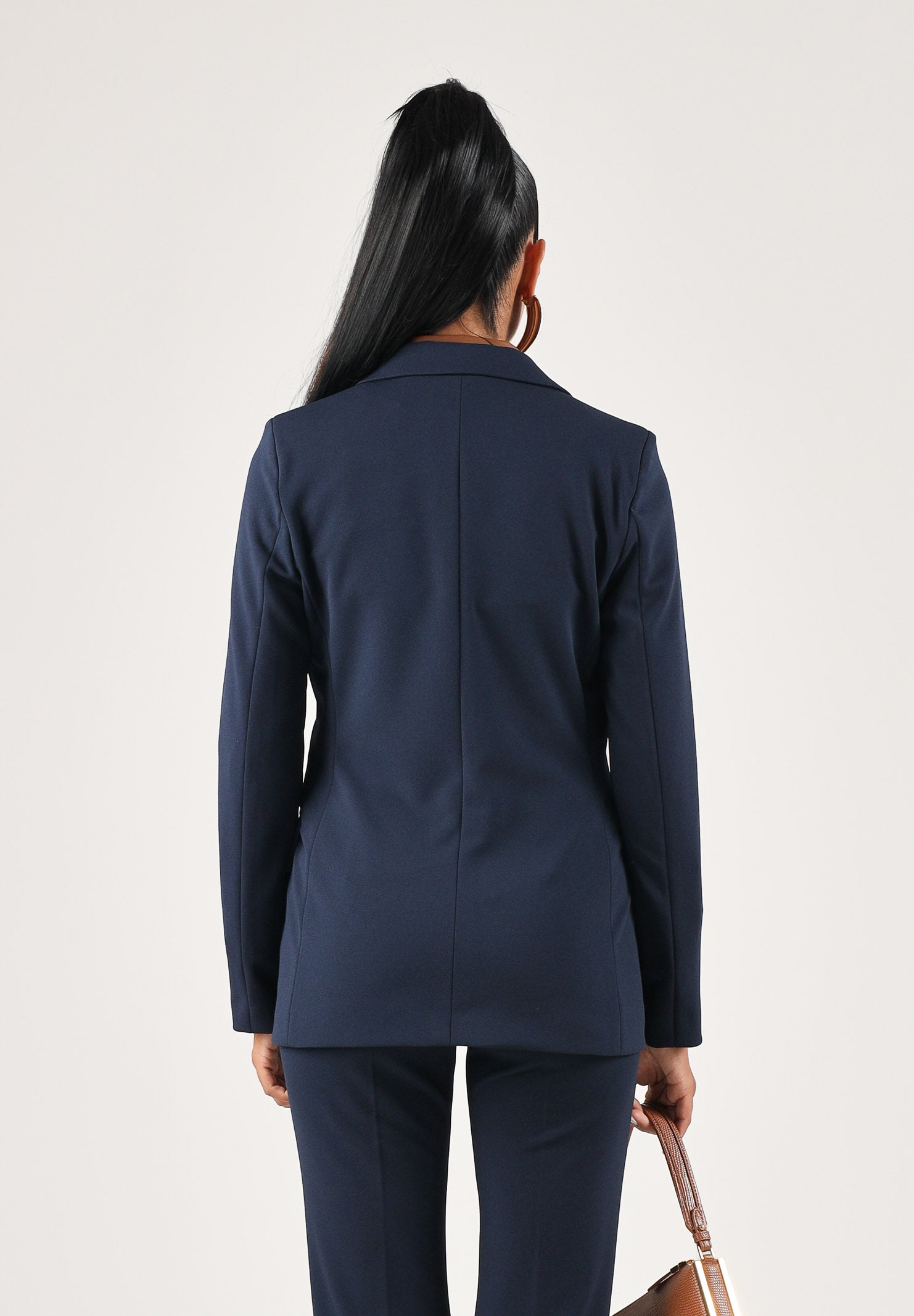 VICOLO Giacca monopetto in raso blu per donna con chiusura a un bottone e tasche con patta a contrasto. TAC0406 A89 VICOLO 