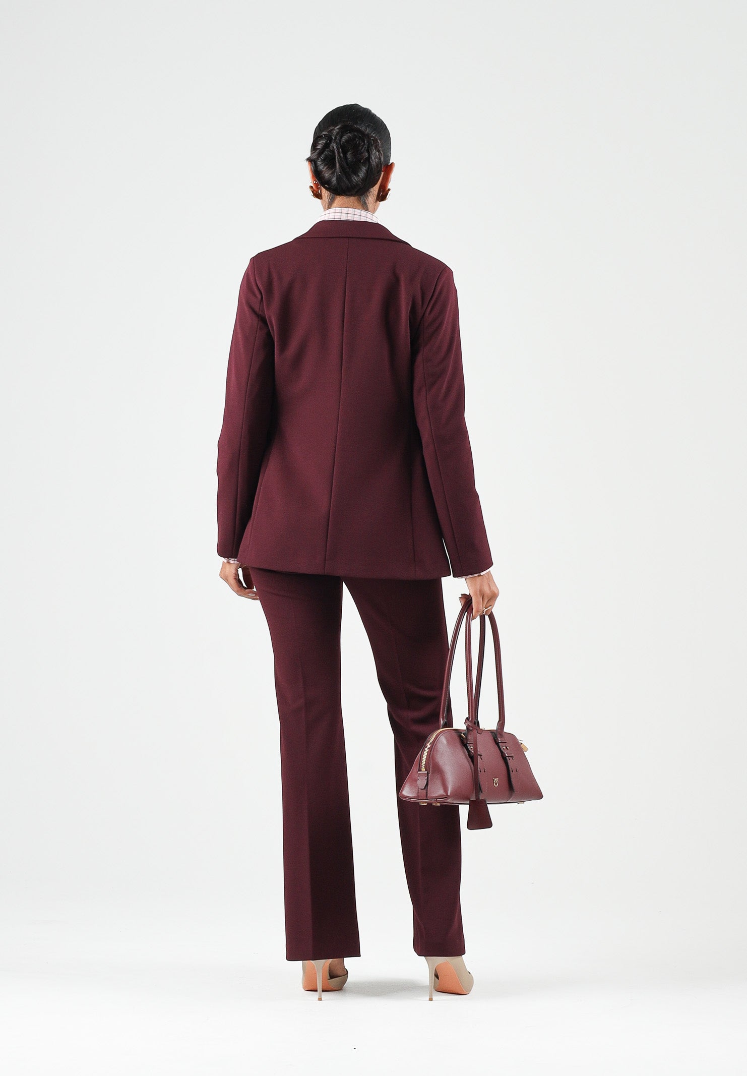 VICOLO Giacca monopetto in raso bordeaux per donna con chiusura a un bottone e tasche con patta a contrasto. TAC0406 ACU38 VICOLO 